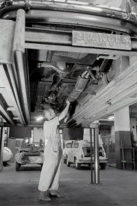 Livräddande bilmekaniker 